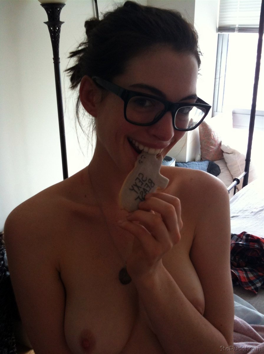 Naked Anne Hathaway Pics 44