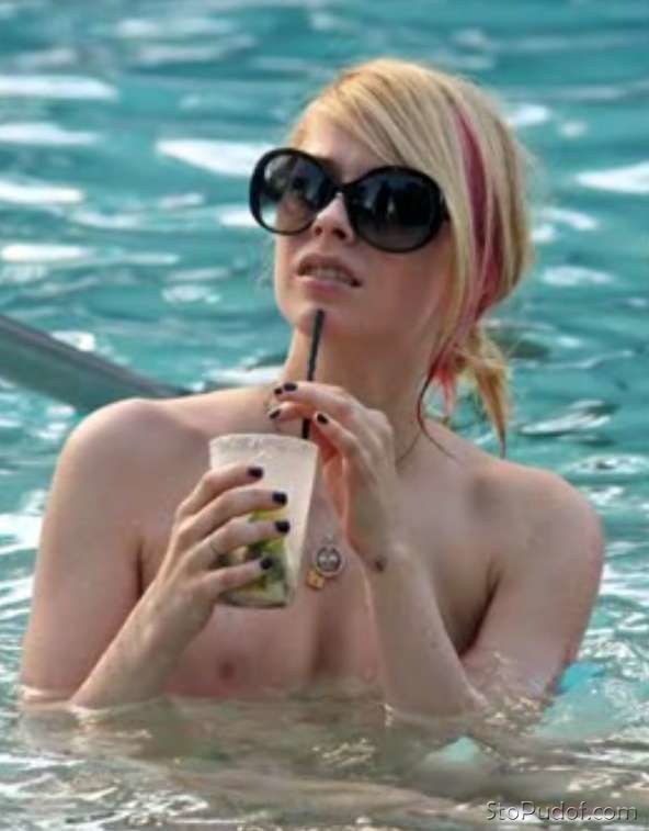 find nude Avril Lavigne photos - UkPhotoSafari