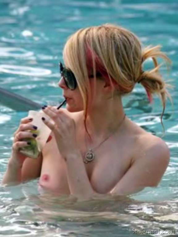 Avril Lavigne nude gifs - UkPhotoSafari