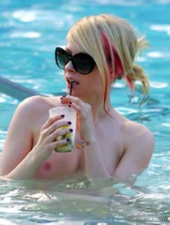 Avril Lavigne nude pics available - UkPhotoSafari