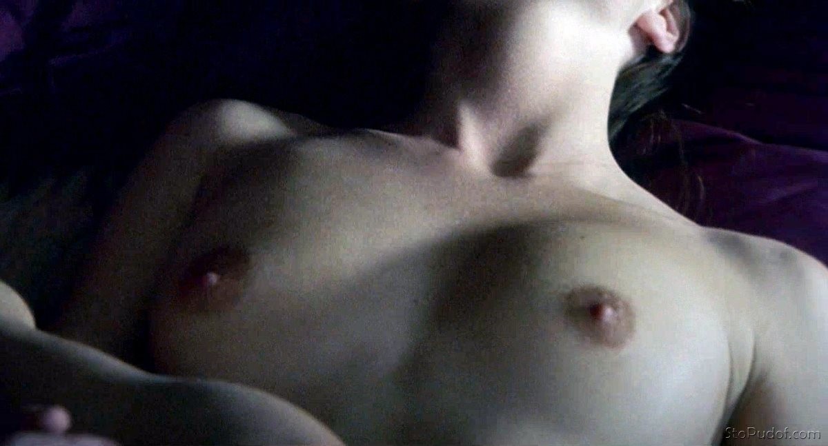 Emily Blunt naked boobs - UkPhotoSafari