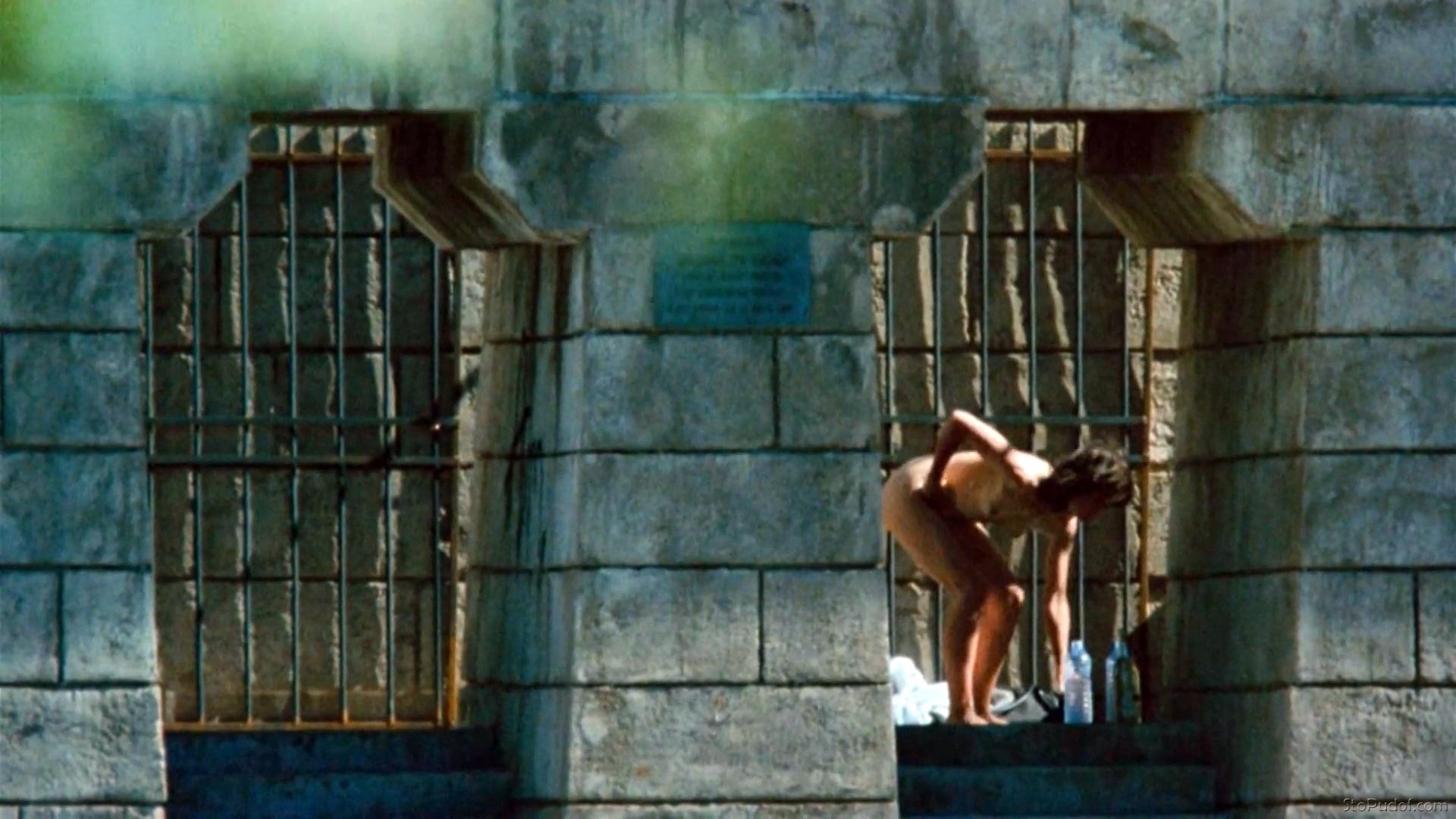 Juliette Binoche stripping naked - UkPhotoSafari