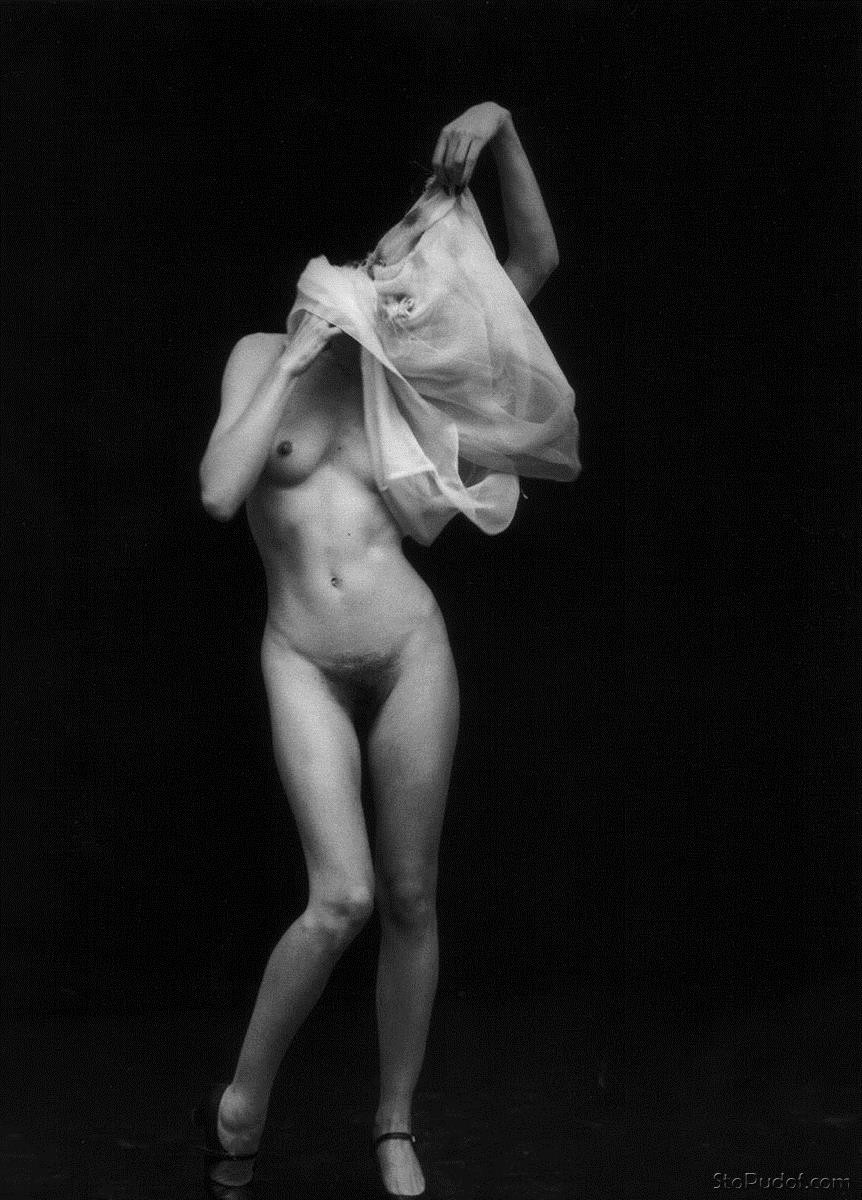 Milla Jovovich naked - UkPhotoSafari
