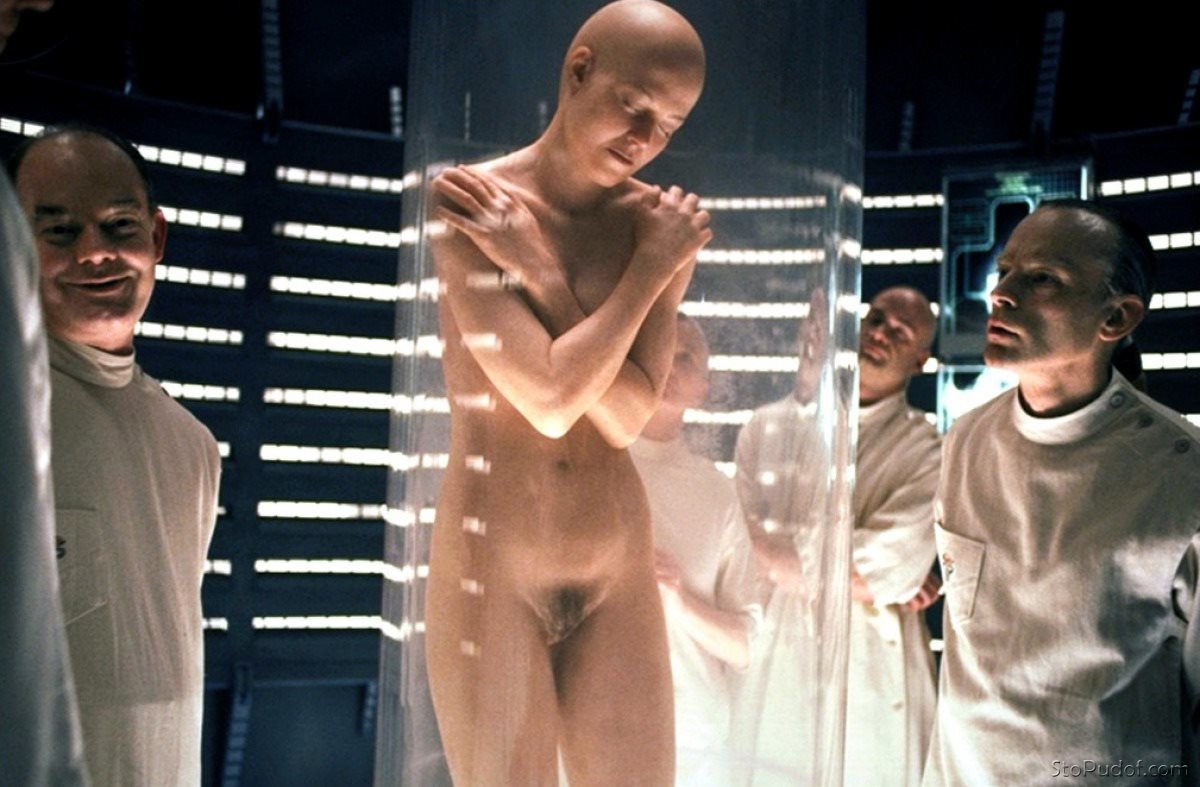 Sigourney Weaver caught naked - UkPhotoSafari