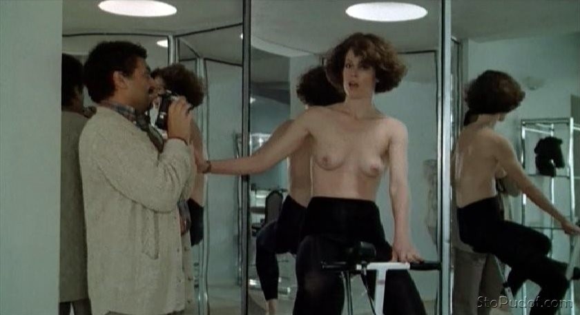 Sigourney Weaver nude movies - UkPhotoSafari