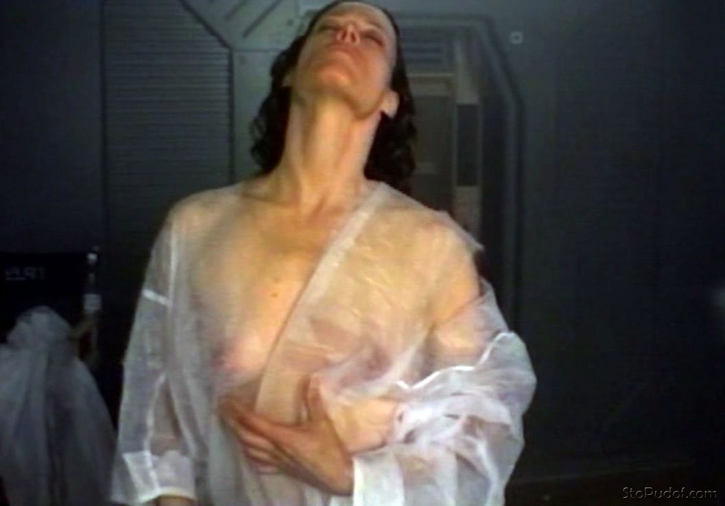 Sigourney Weaver nude photo image - UkPhotoSafari