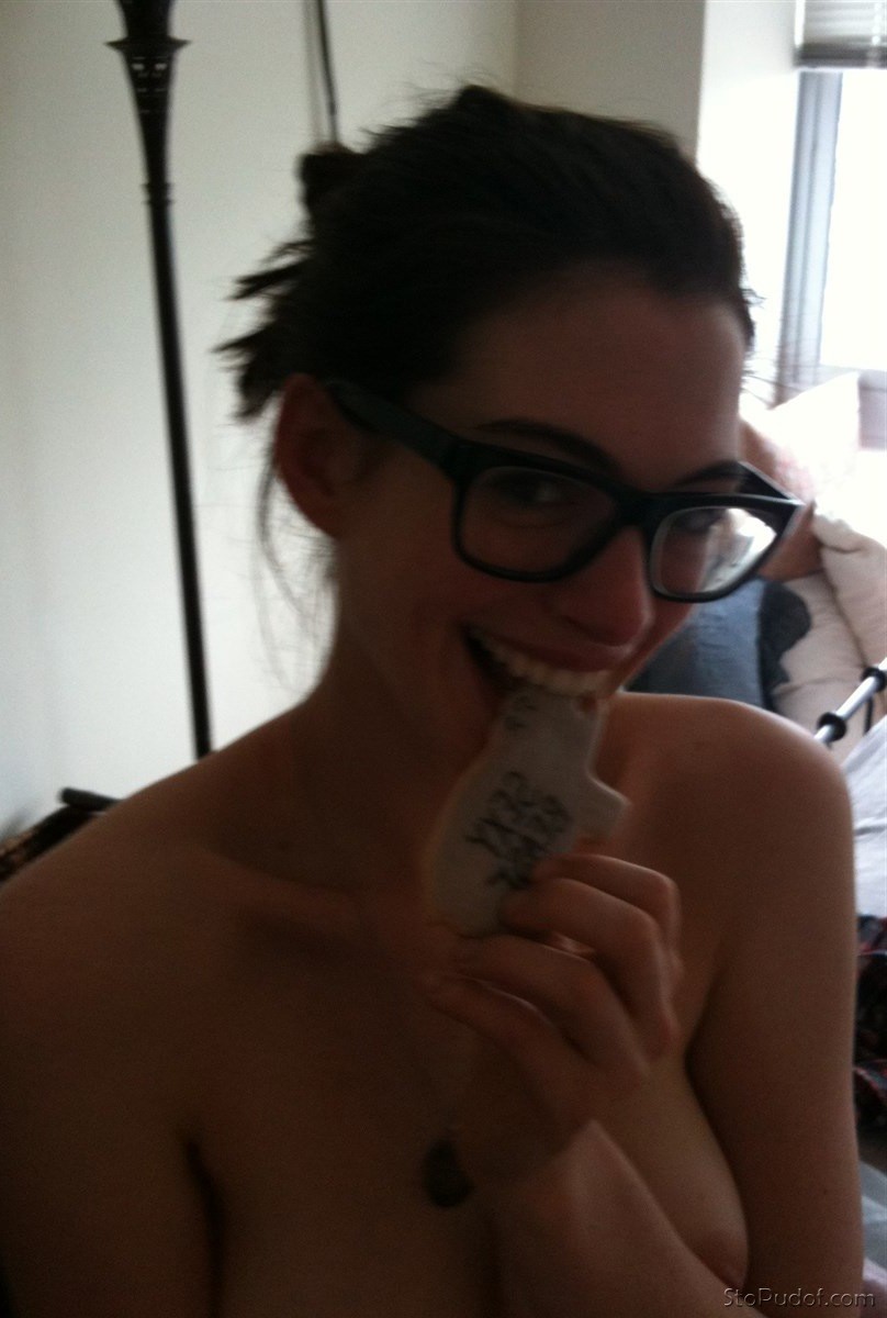 view naked Anne Hathaway - UkPhotoSafari
