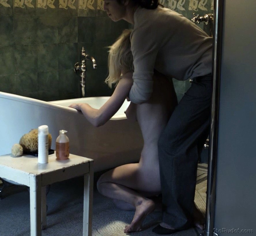 www.Kirsten Dunst nude - UkPhotoSafari